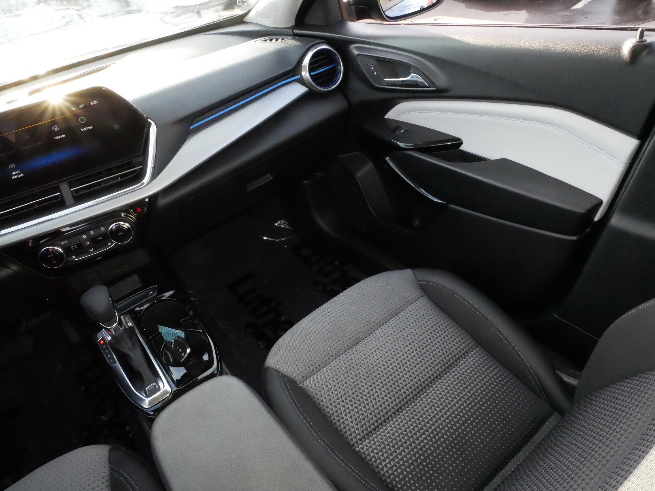 Used 2025 Chevrolet Trax LT w/ LT Convenience Package image 11