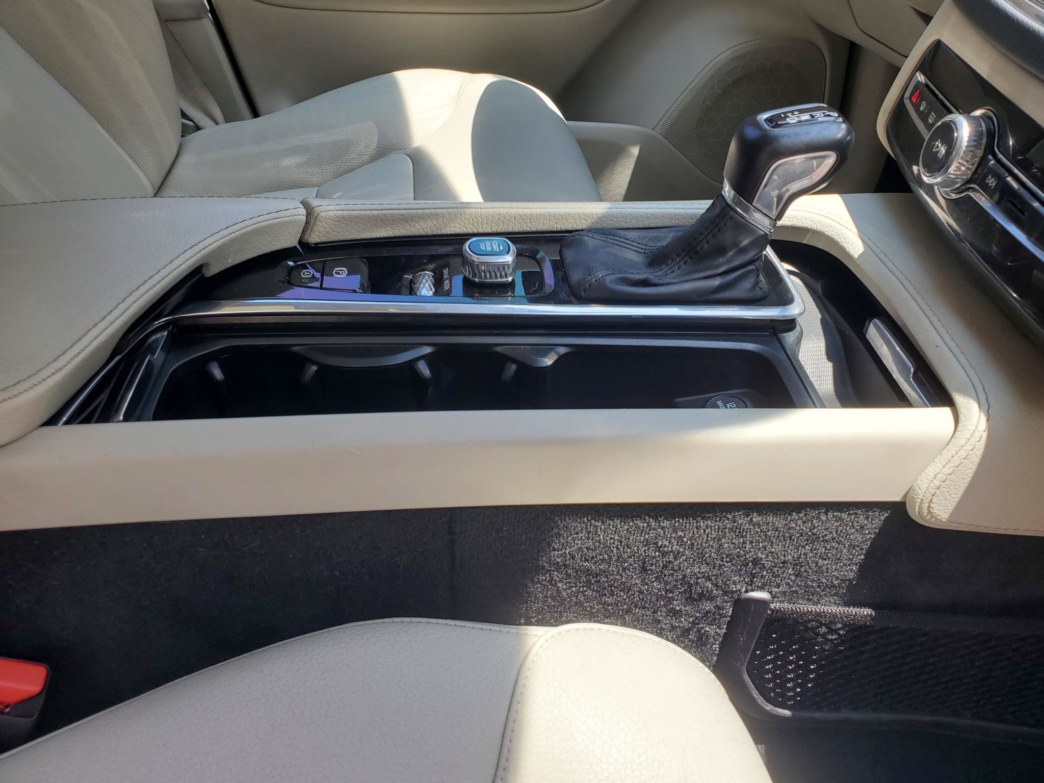 Used 2019 Volvo XC90 T6 Momentum w/ Advanced Package AWD/4WD image 24