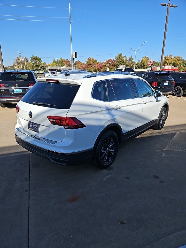 Used 2024 Volkswagen Tiguan SE w/ Panoramic Sunroof Package image 5