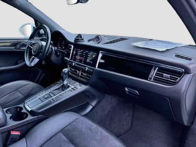 Certified 2020 Porsche Macan AWD/4WD image 32