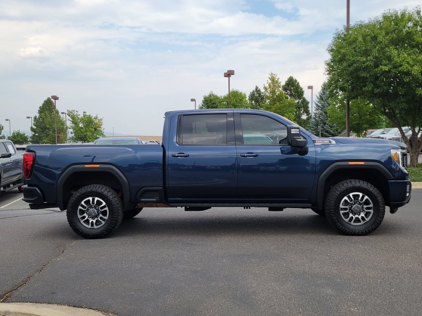 Used 2022 GMC Sierra 2500 AT4 w/ AT4 Preferred Package AWD/4WD image 2