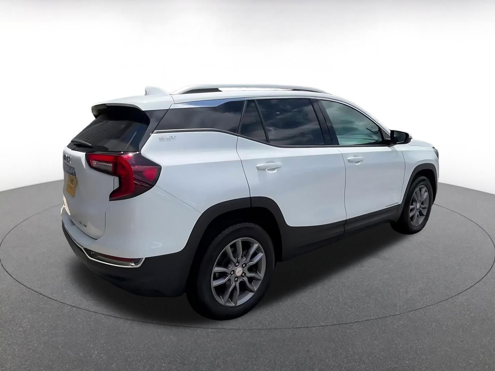 Used 2024 GMC Terrain SLT AWD/4WD image 15