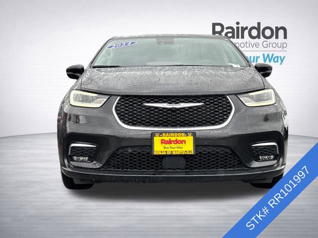 Used 2024 Chrysler Pacifica Touring-L image 2