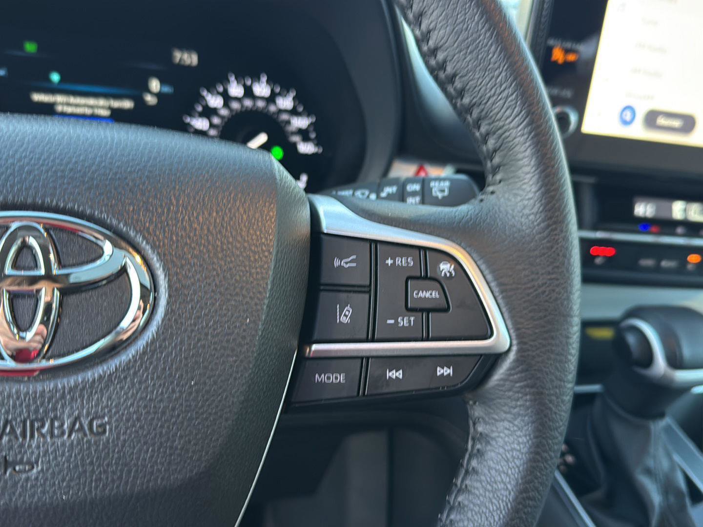 Used 2025 Toyota Sienna XLE w/ XLE Plus Package FWD image 17