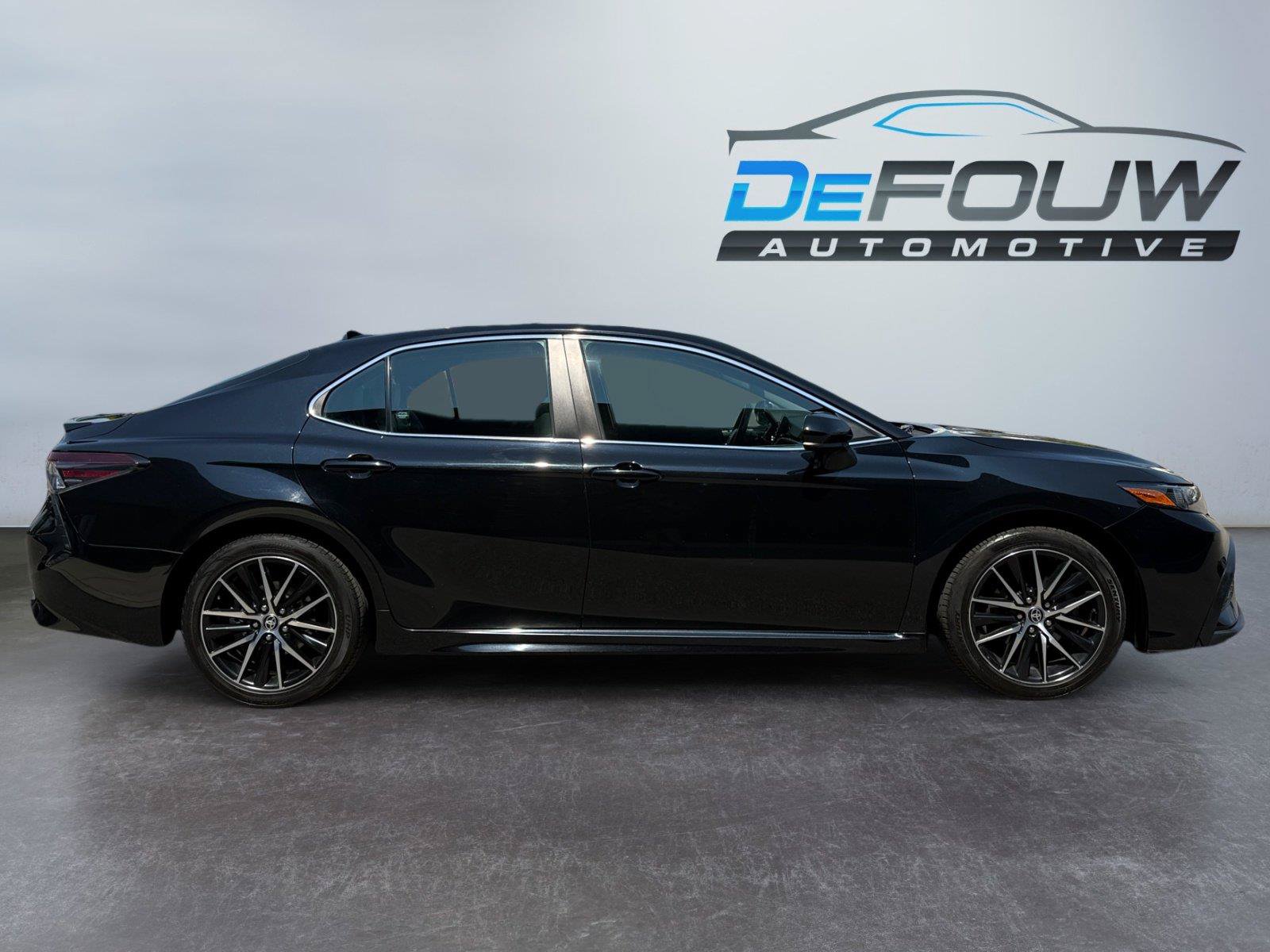 Used 2021 Toyota Camry SE FWD image 2