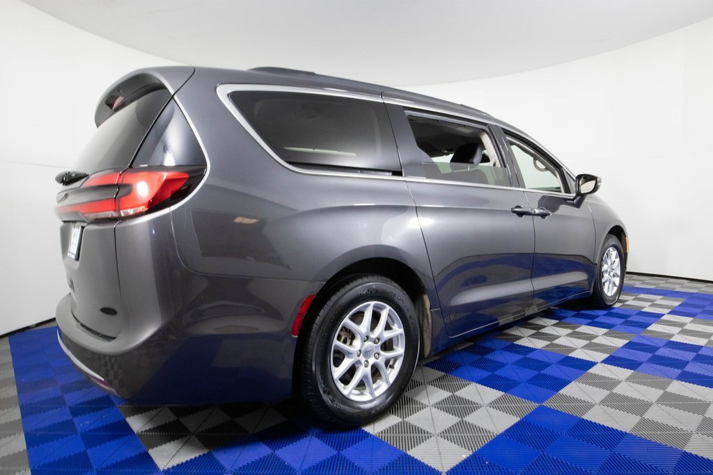 Used 2022 Chrysler Pacifica Touring-L image 5