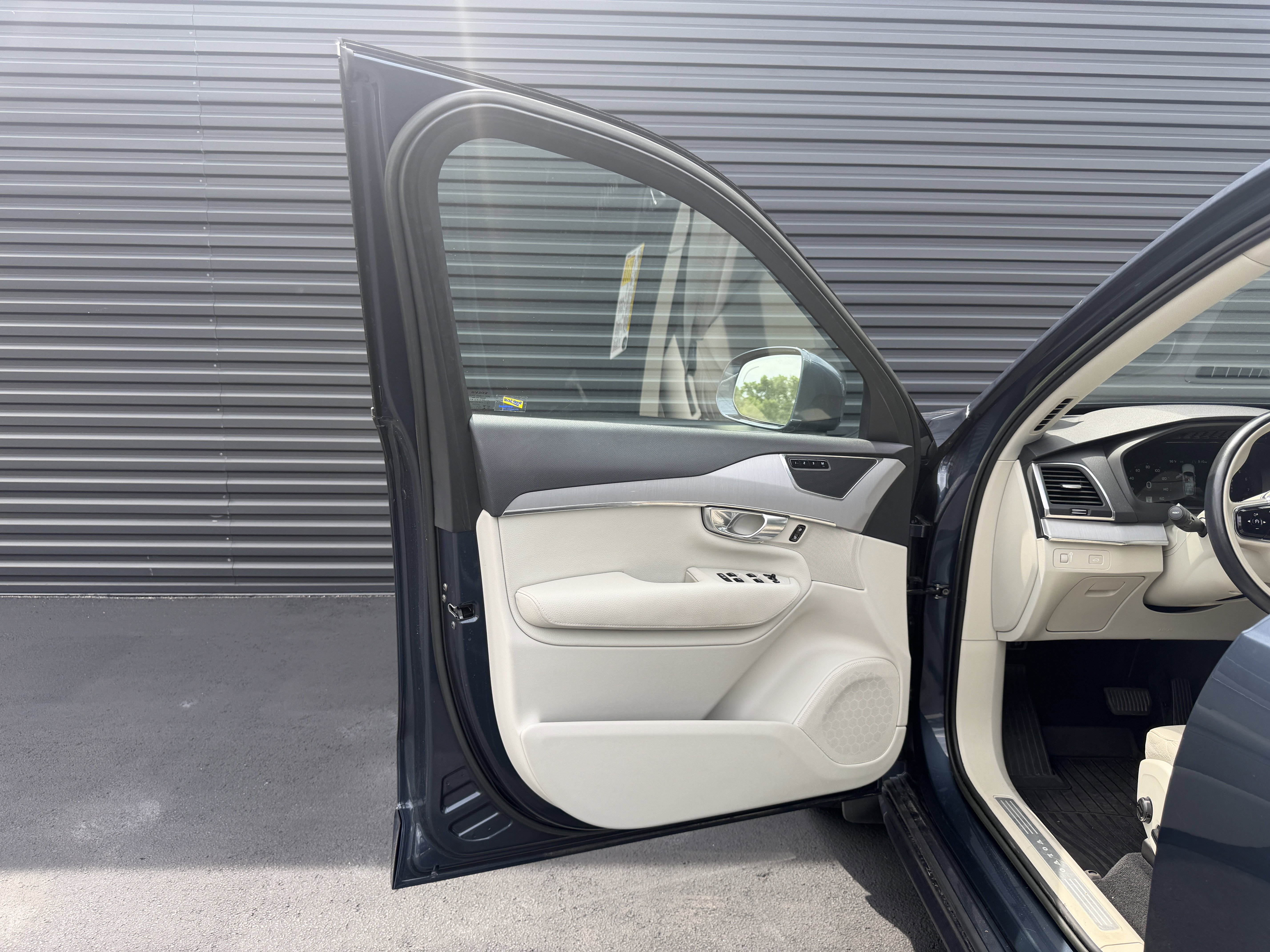 Used 2022 Volvo XC90 T5 Momentum w/ Protection Package Premier FWD image 11