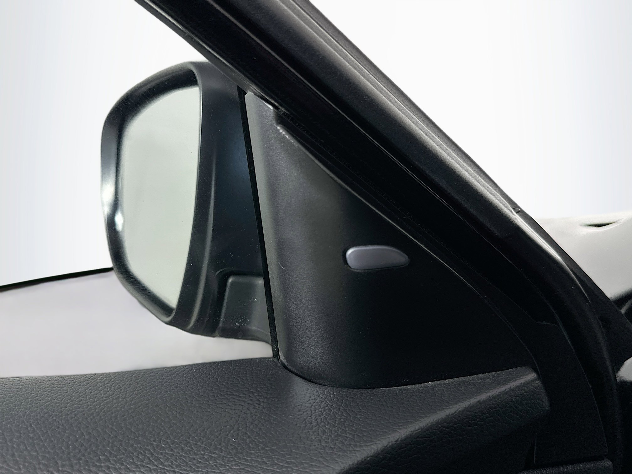 Used 2018 Nissan Rogue SV image 16