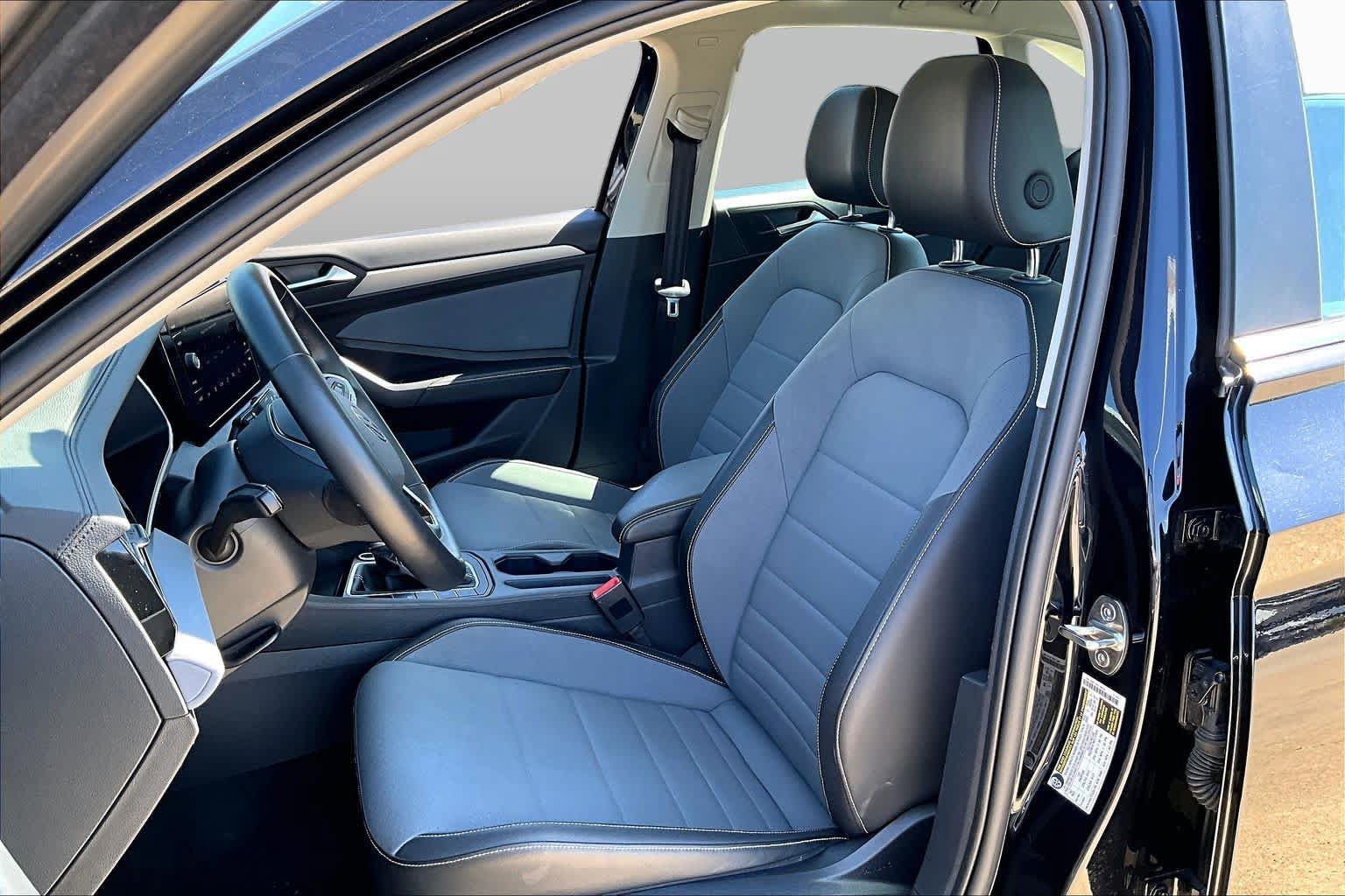 Used 2025 Volkswagen Jetta SE FWD image 7