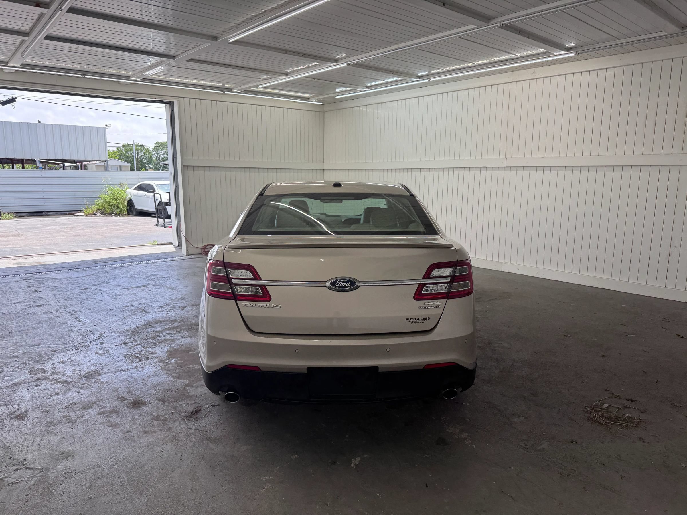 Used 2018 Ford Taurus SEL FWD image 6