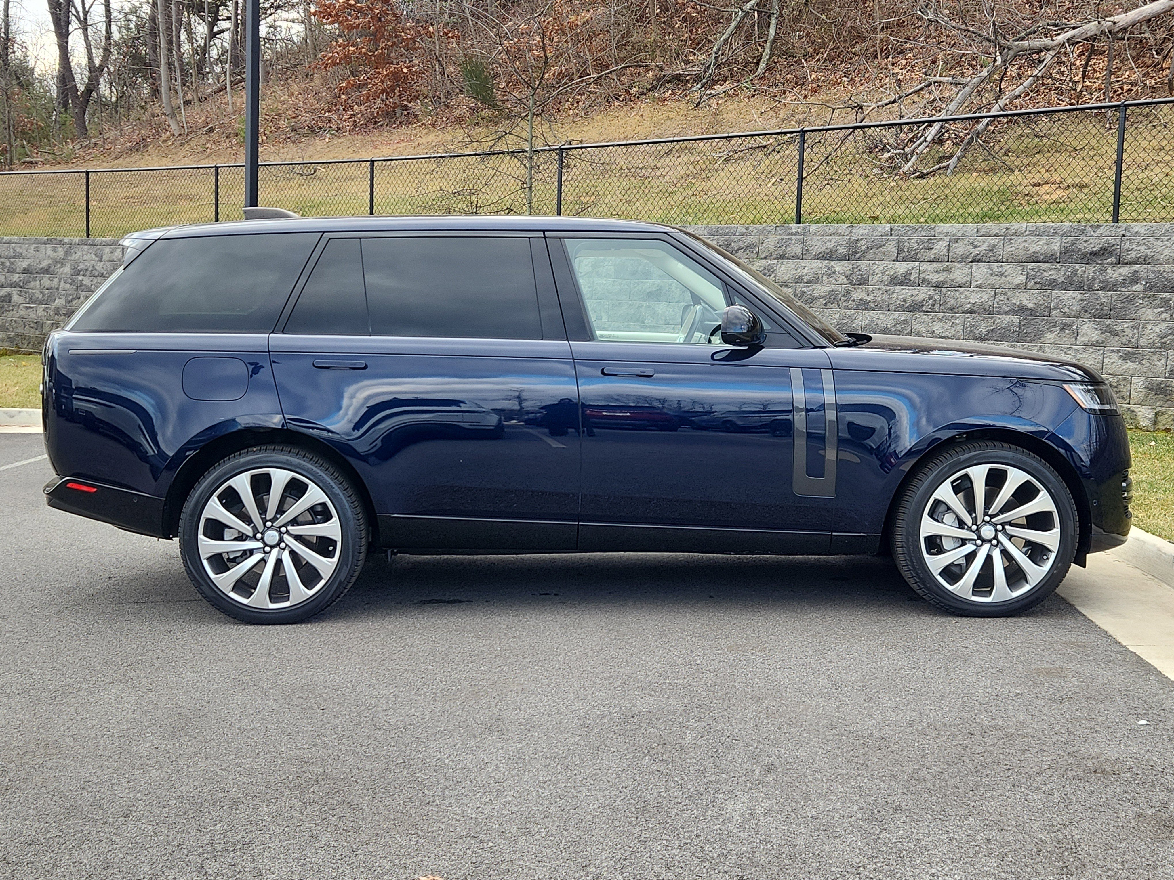 Used 2023 Land Rover Range Rover Long Wheelbase SE image 11