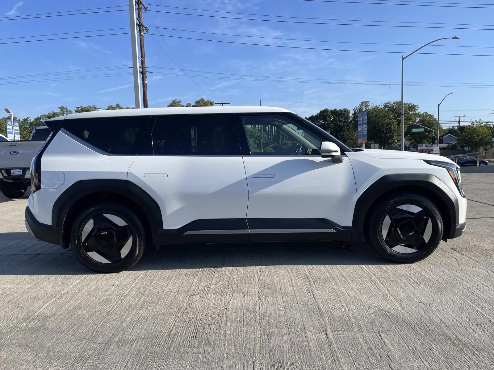 Used 2024 Kia EV9 Light Long Range RWD image 2