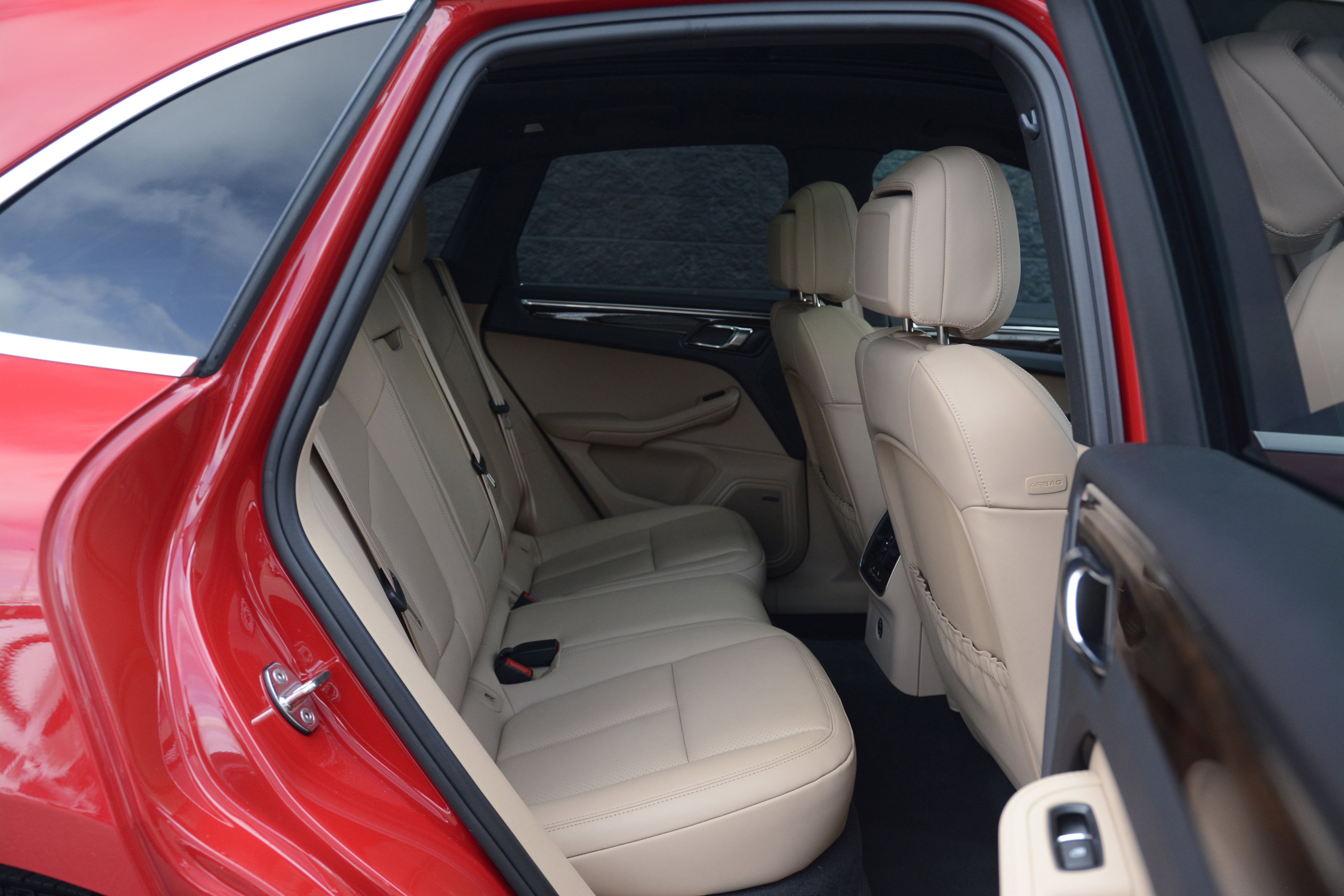 Certified 2025 Porsche Macan image 34