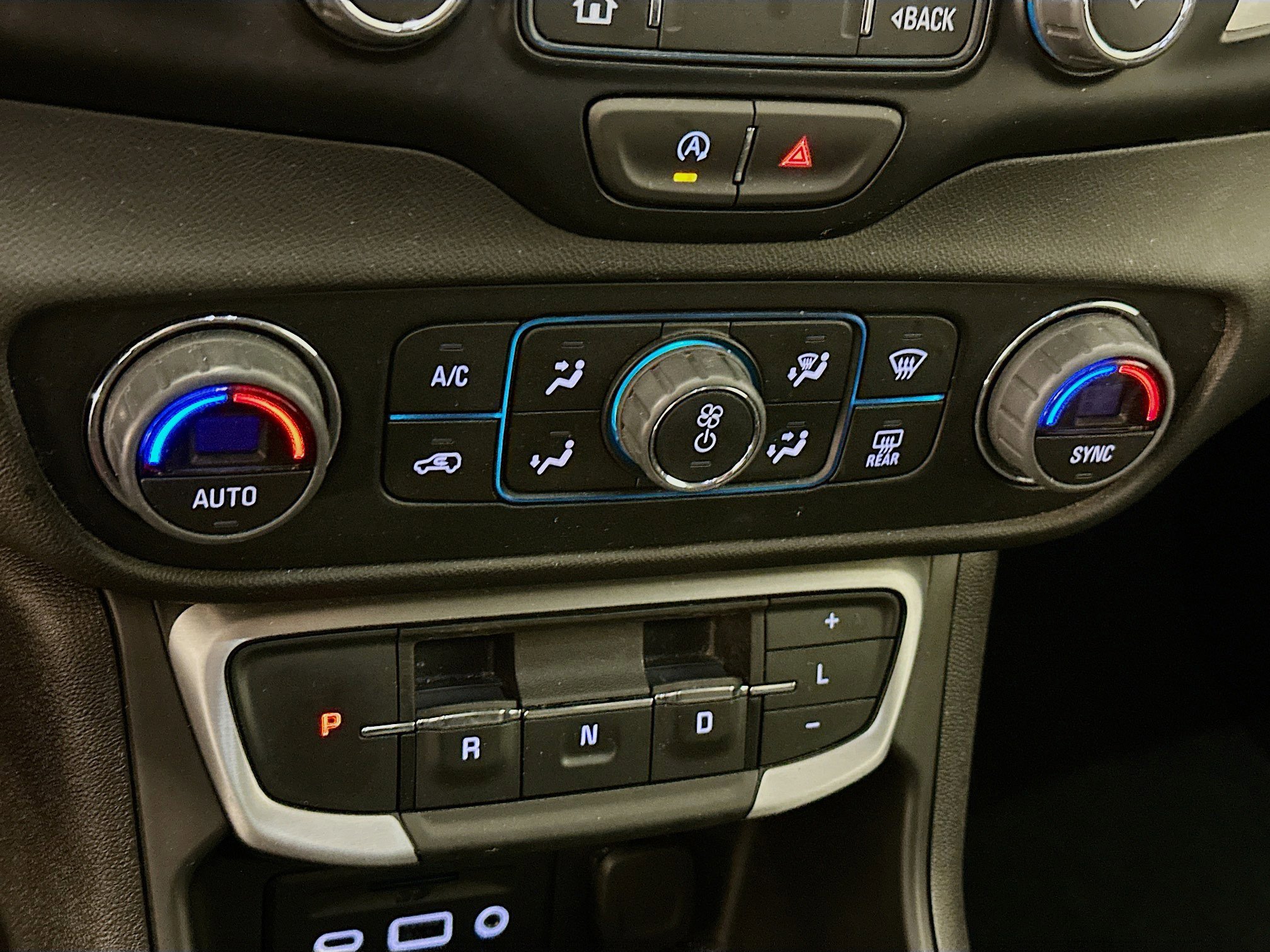 Used 2024 GMC Terrain SLT image 24