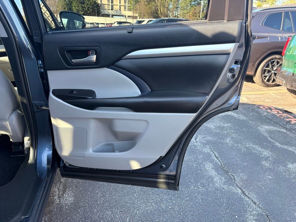 Used 2019 Toyota Highlander XLE image 17