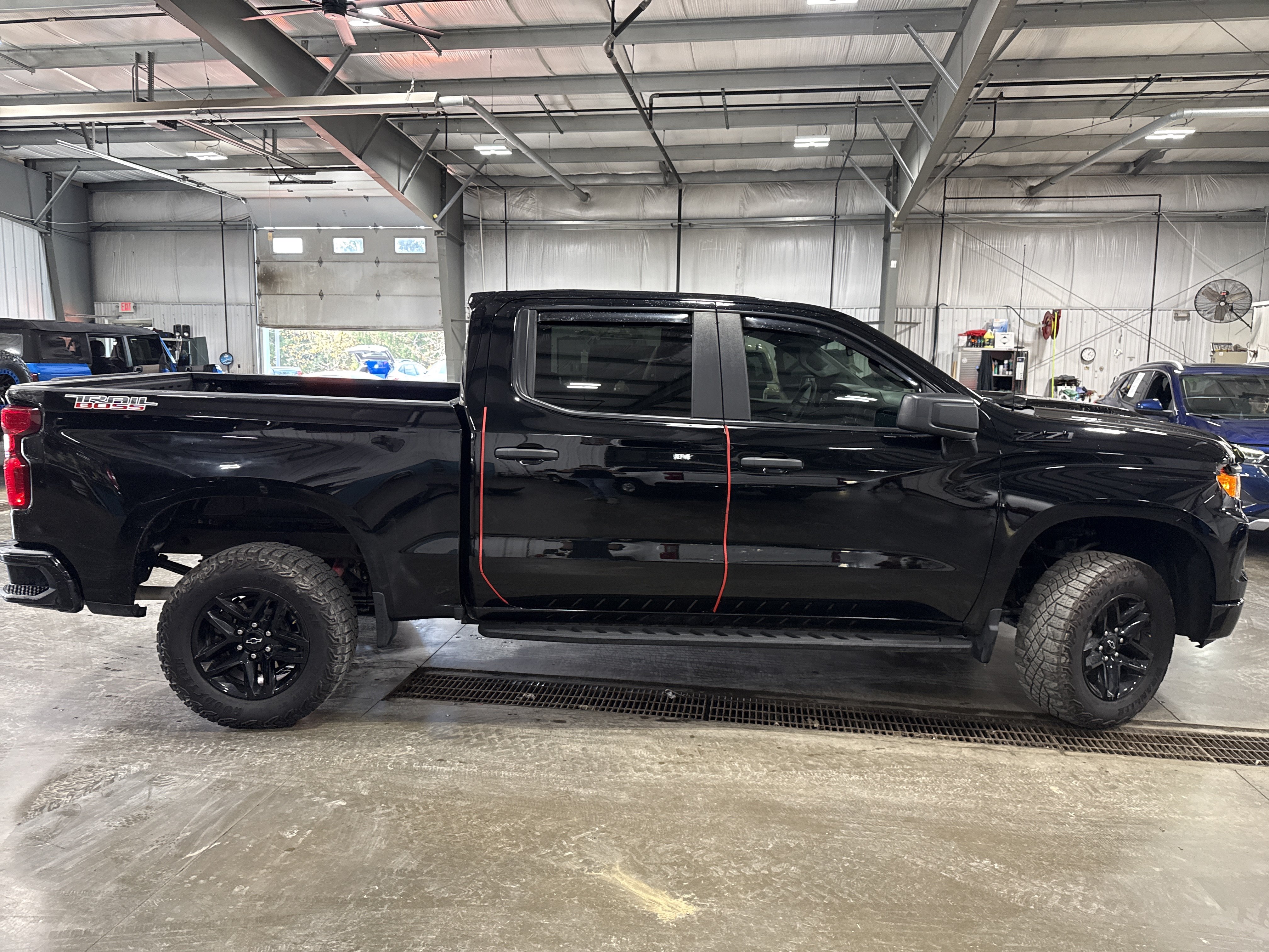 Used 2025 Chevrolet Silverado 1500 Custom Trail Boss w/ LPO, Dark Essentials Package AWD/4WD image 2