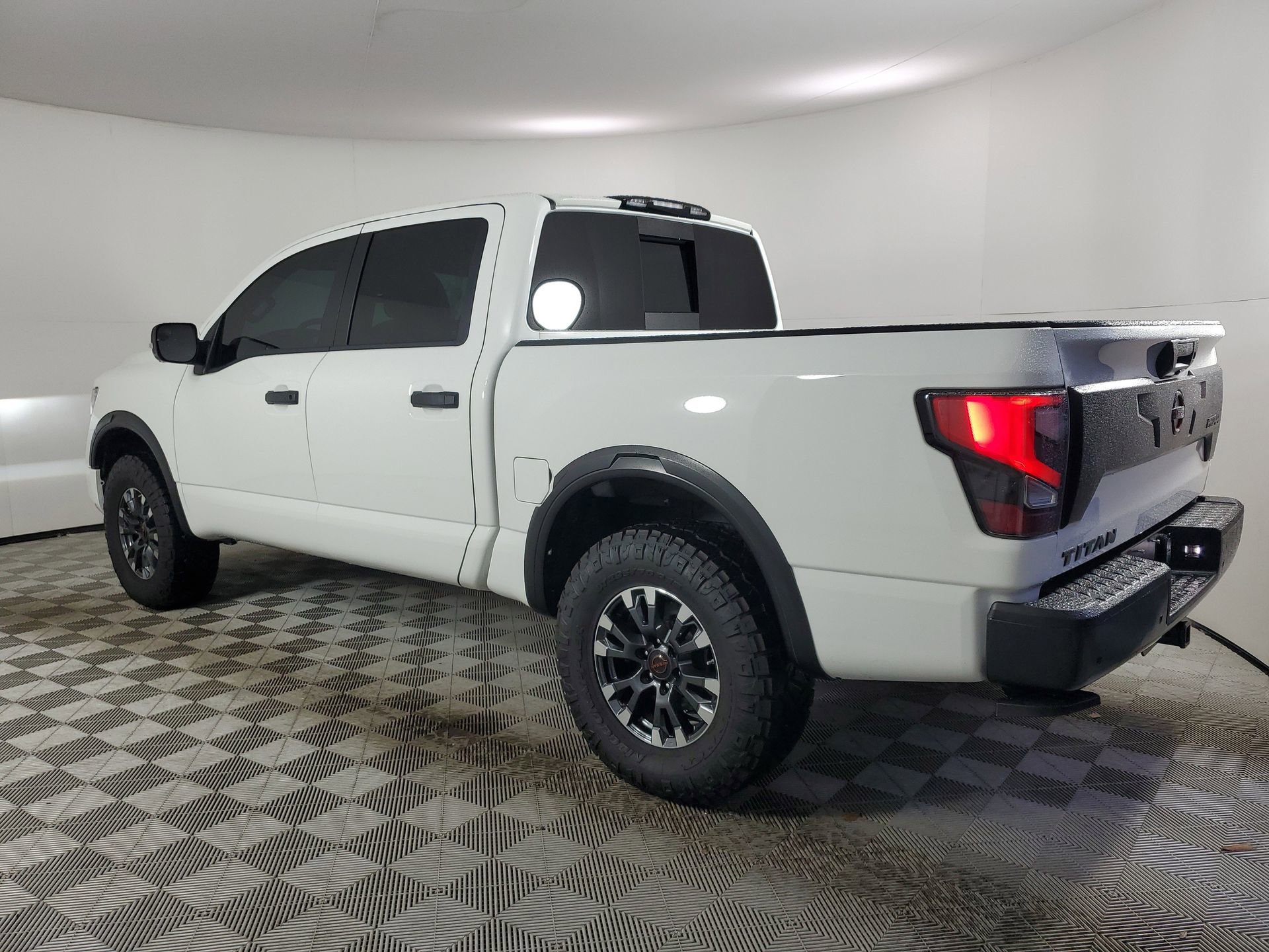 Used 2024 Nissan Titan PRO-4X w/ Pro-4x Convenience Package image 9