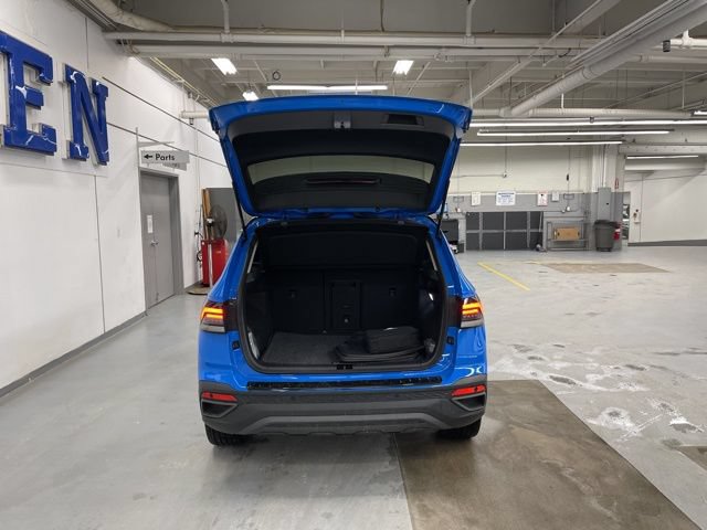 Used 2025 Volkswagen Taos SE AWD/4WD image 9