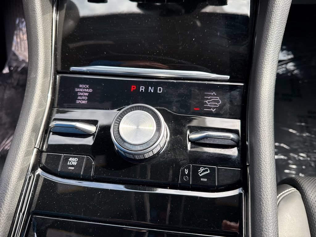 Used 2023 Jeep Grand Cherokee Overland w/ Luxury Tech Group IV AWD/4WD image 36