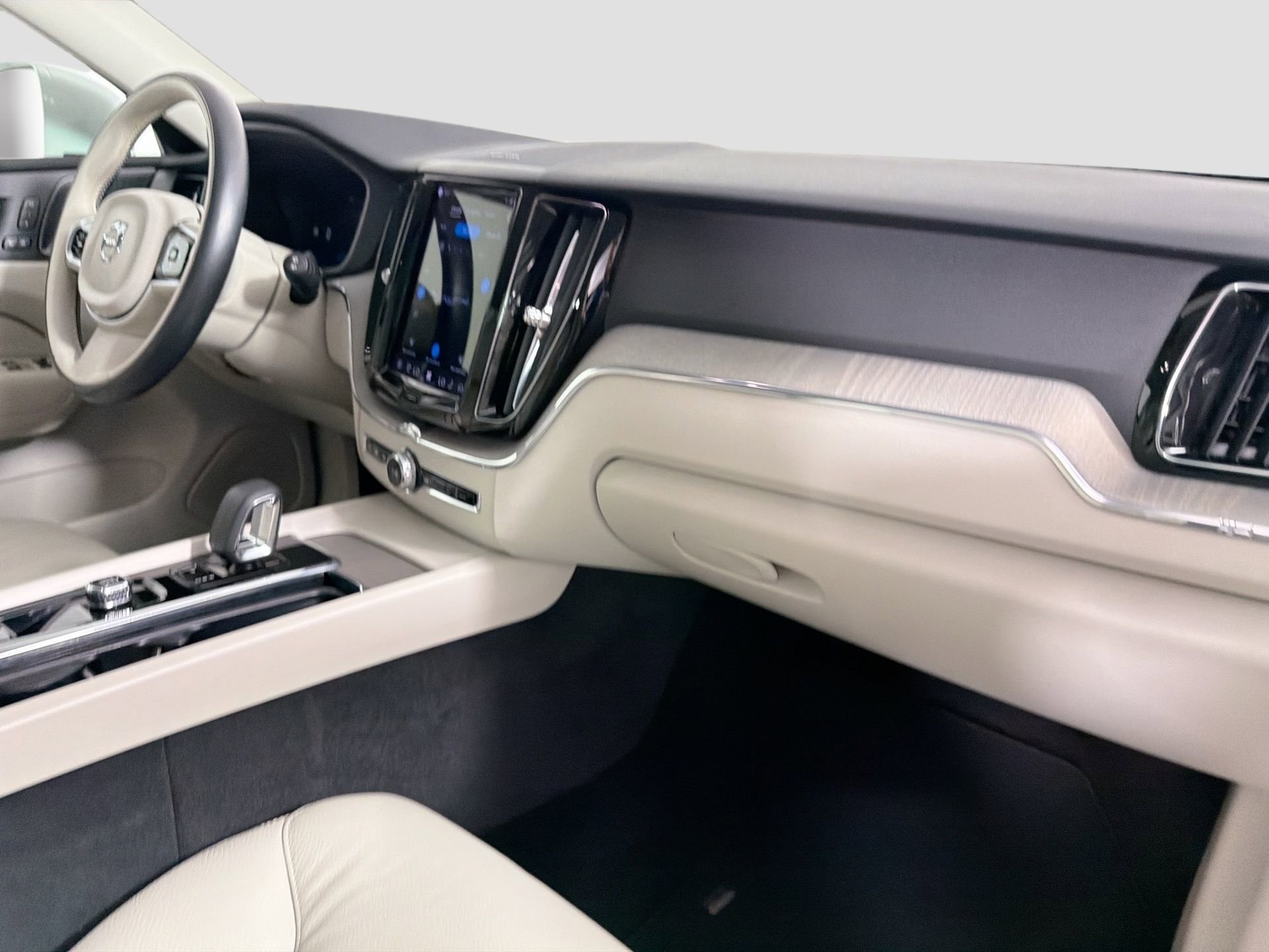 Certified 2023 Volvo XC60 B5 Plus w/ Protection Package Premier FWD image 30
