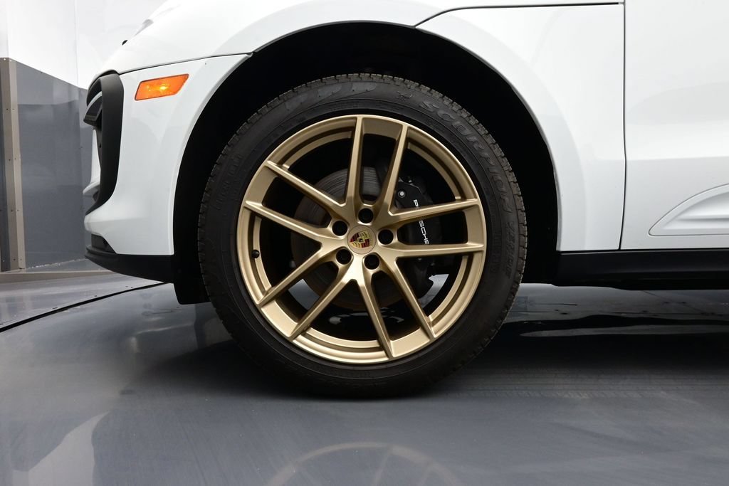 Certified 2025 Porsche Macan AWD/4WD image 6