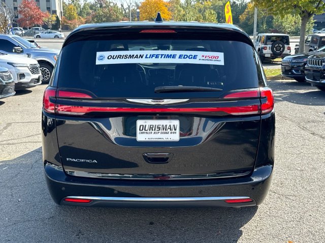 Used 2024 Chrysler Pacifica Touring-L FWD image 4