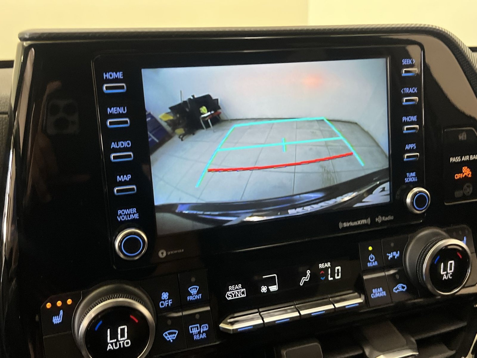 Used 2022 Toyota Highlander XSE AWD/4WD image 18