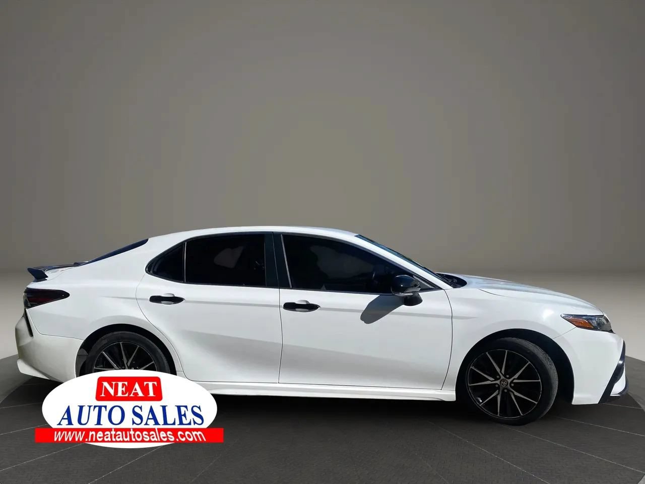 Used 2022 Toyota Camry SE FWD image 3