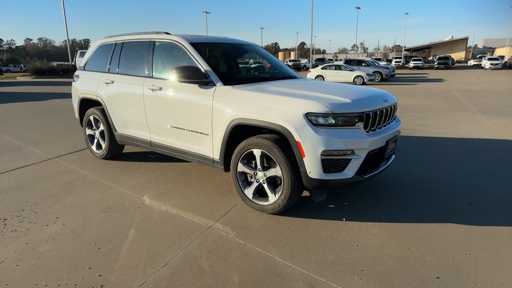 New 2023 Jeep Grand Cherokee 4WD 4xe w/ Luxury Tech Group II image 3