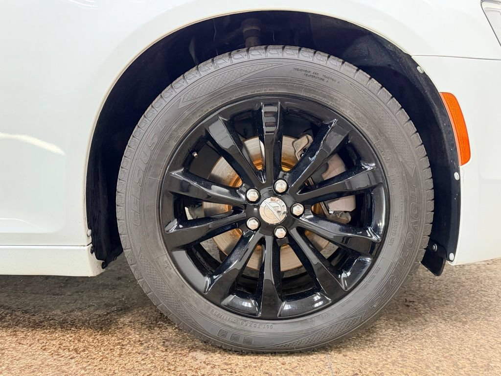 Used 2017 Chrysler 300 Limited AWD/4WD image 20