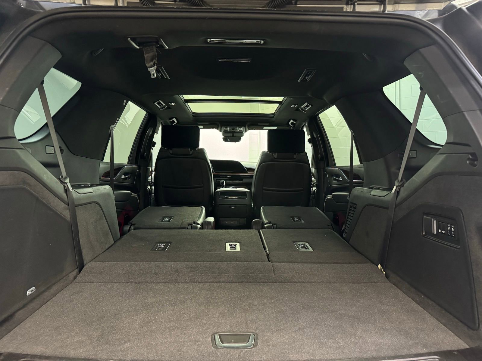 Used 2021 Cadillac Escalade Premium Luxury image 35