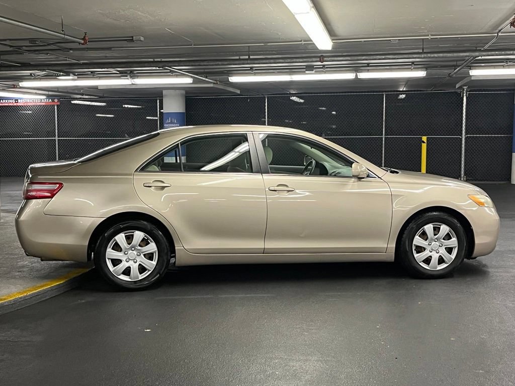 Used 2009 Toyota Camry LE FWD image 30