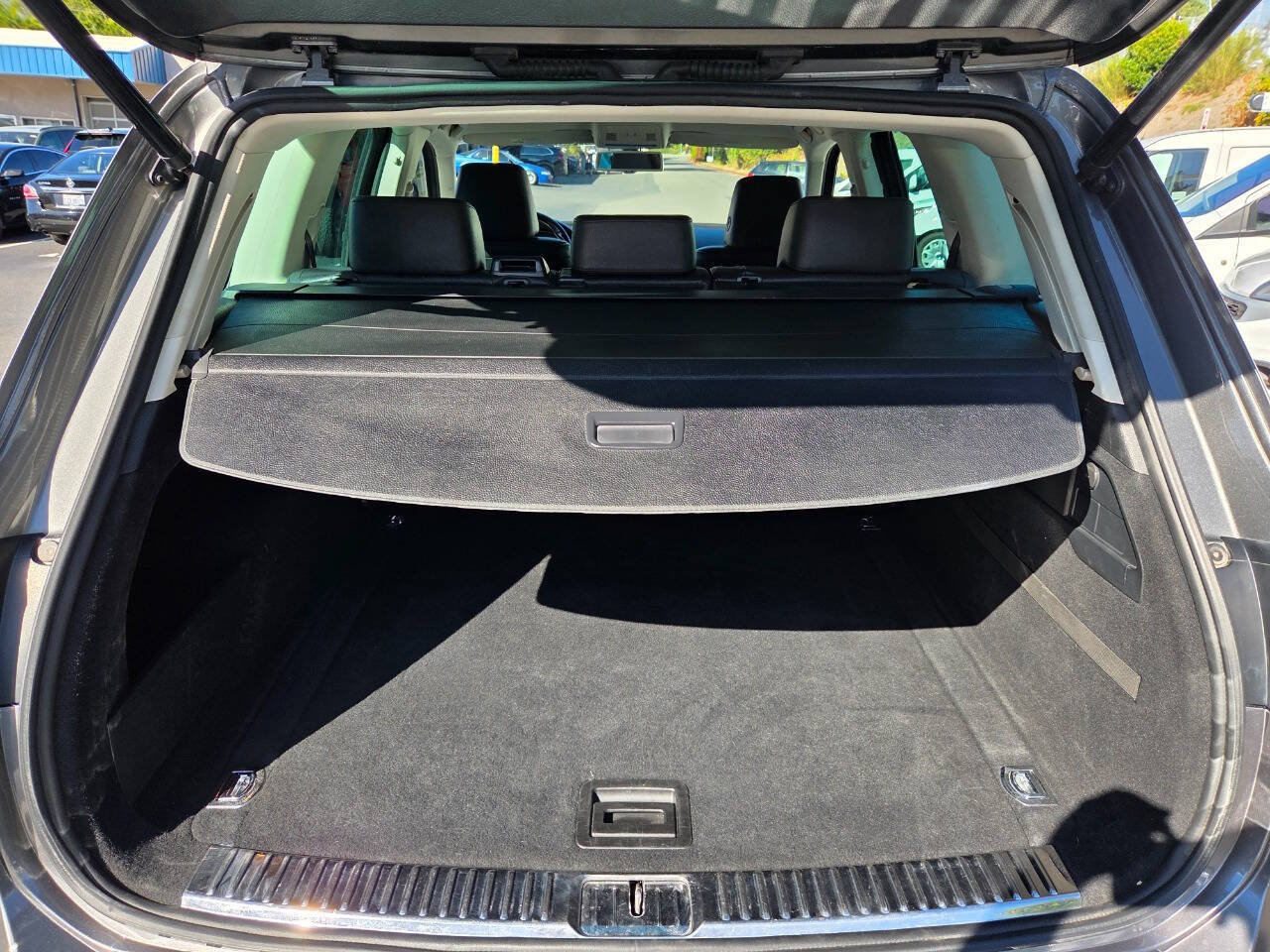Used 2015 Volkswagen Touareg Sport AWD/4WD image 19