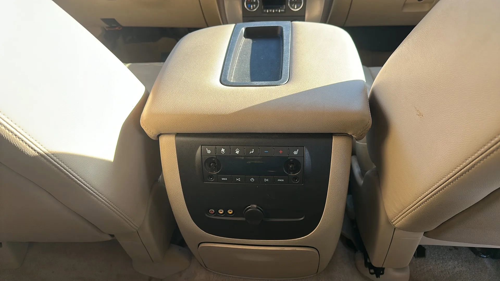 Used 2008 GMC Yukon XL SLT w/ SLT Preferred Equipment Group image 34