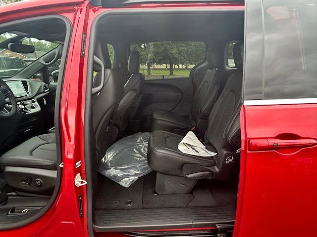 New 2026 Chrysler Pacifica Select image 10