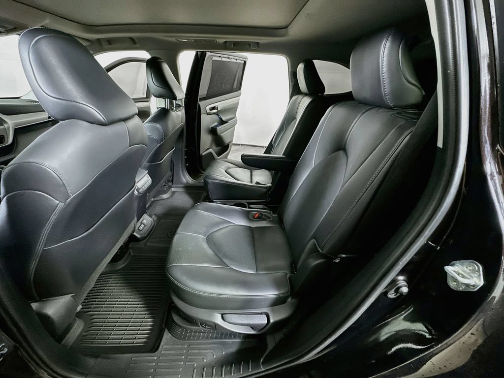 Used 2022 Toyota Highlander Platinum FWD image 17