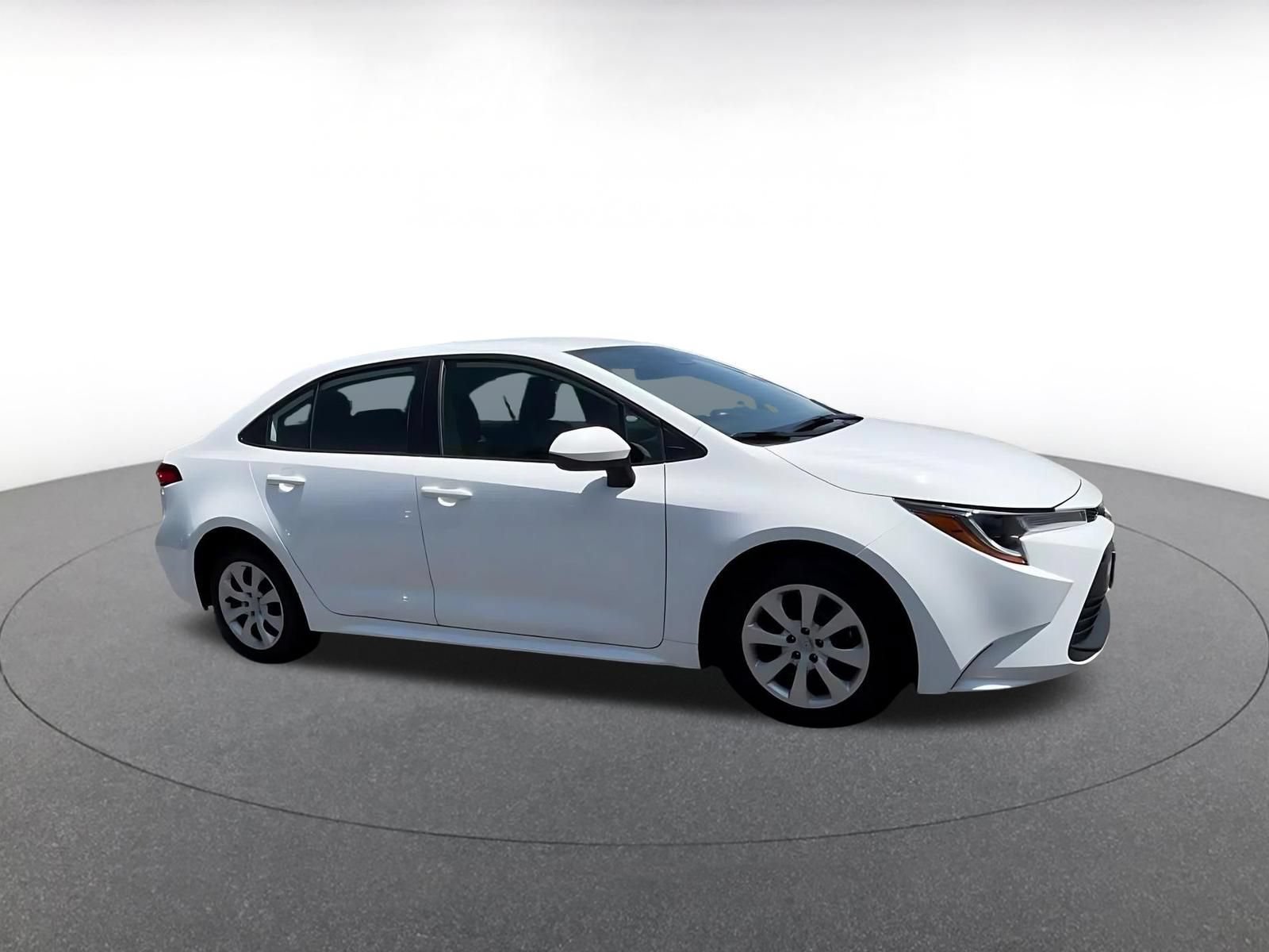 Used 2025 Toyota Corolla LE FWD image 2