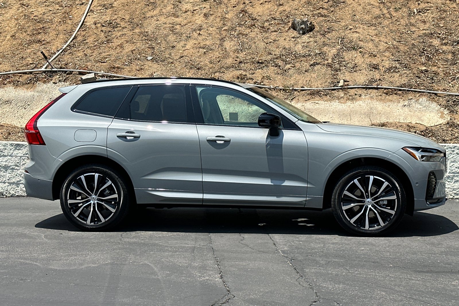 New 2025 Volvo XC60 B5 Plus w/ Climate Package image 4