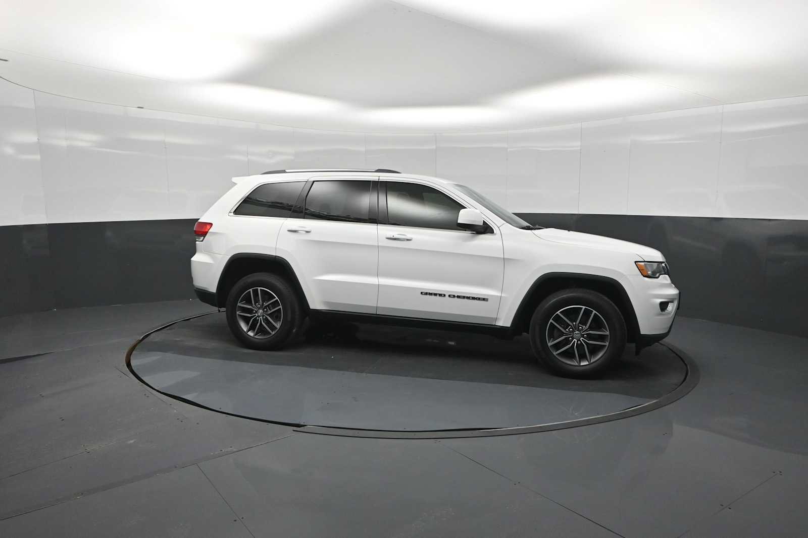 Used 2018 Jeep Grand Cherokee Laredo AWD/4WD image 46