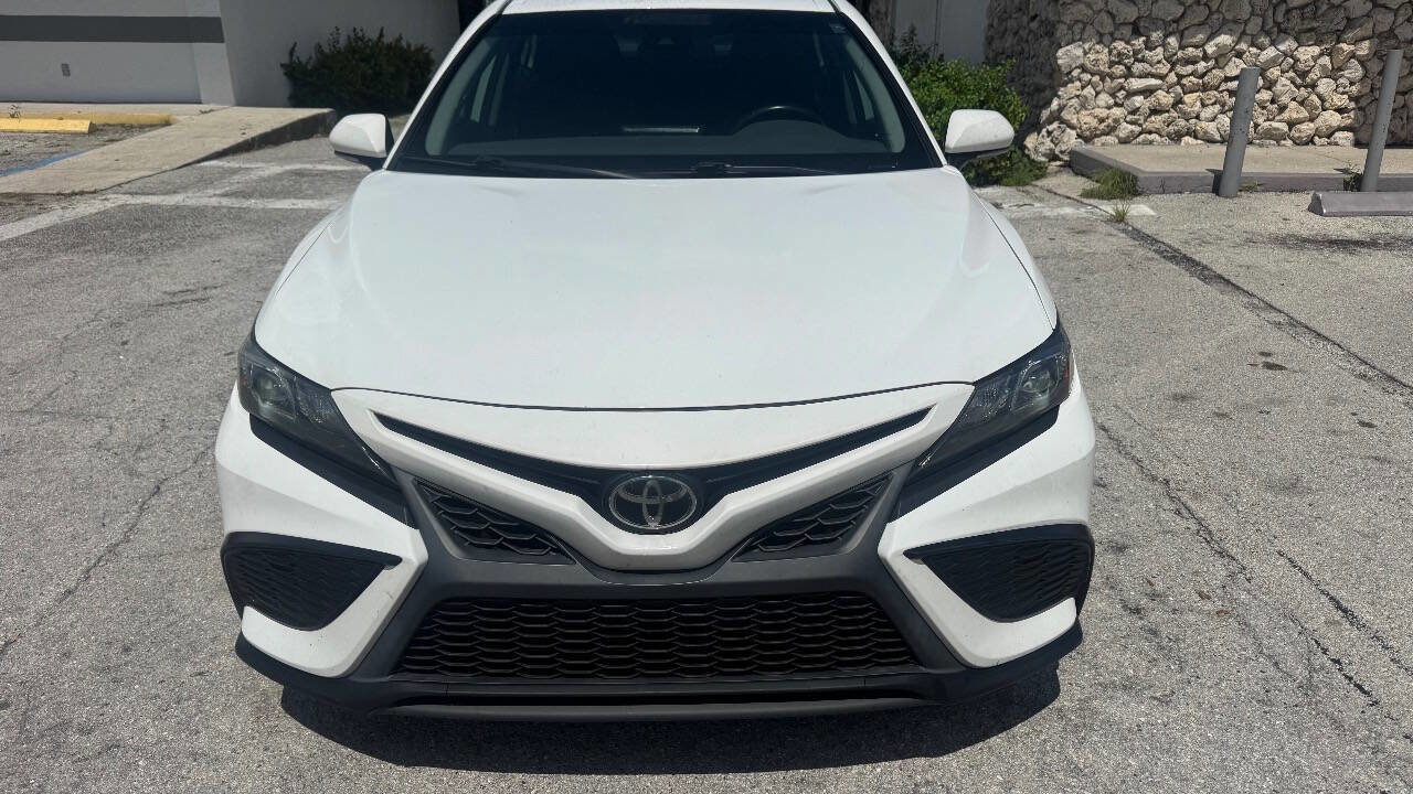 Used 2022 Toyota Camry SE image 2