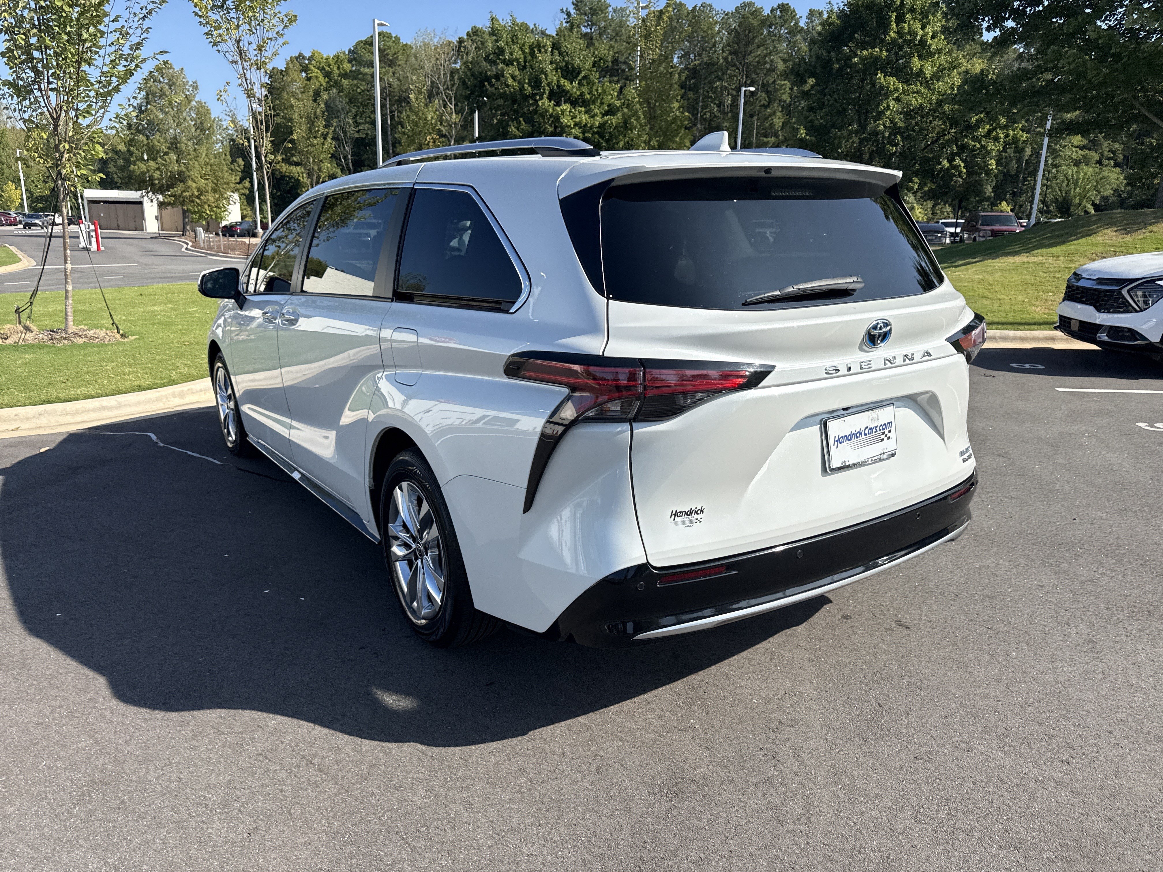 Used 2023 Toyota Sienna Limited FWD image 8