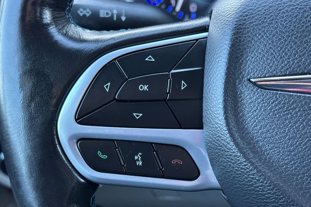 Used 2021 Chrysler Pacifica Touring-L FWD image 38