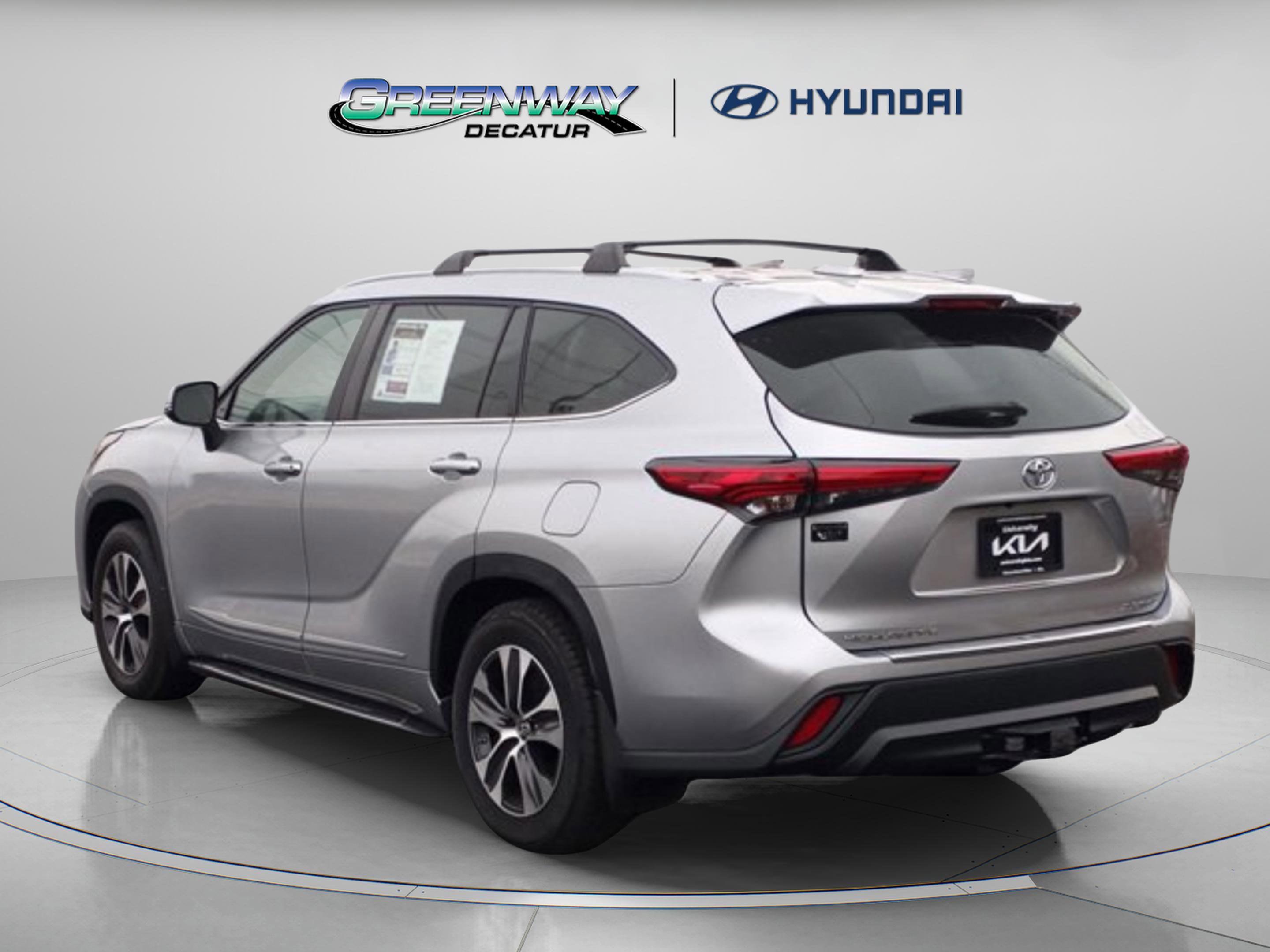 Used 2023 Toyota Highlander XLE AWD/4WD image 5
