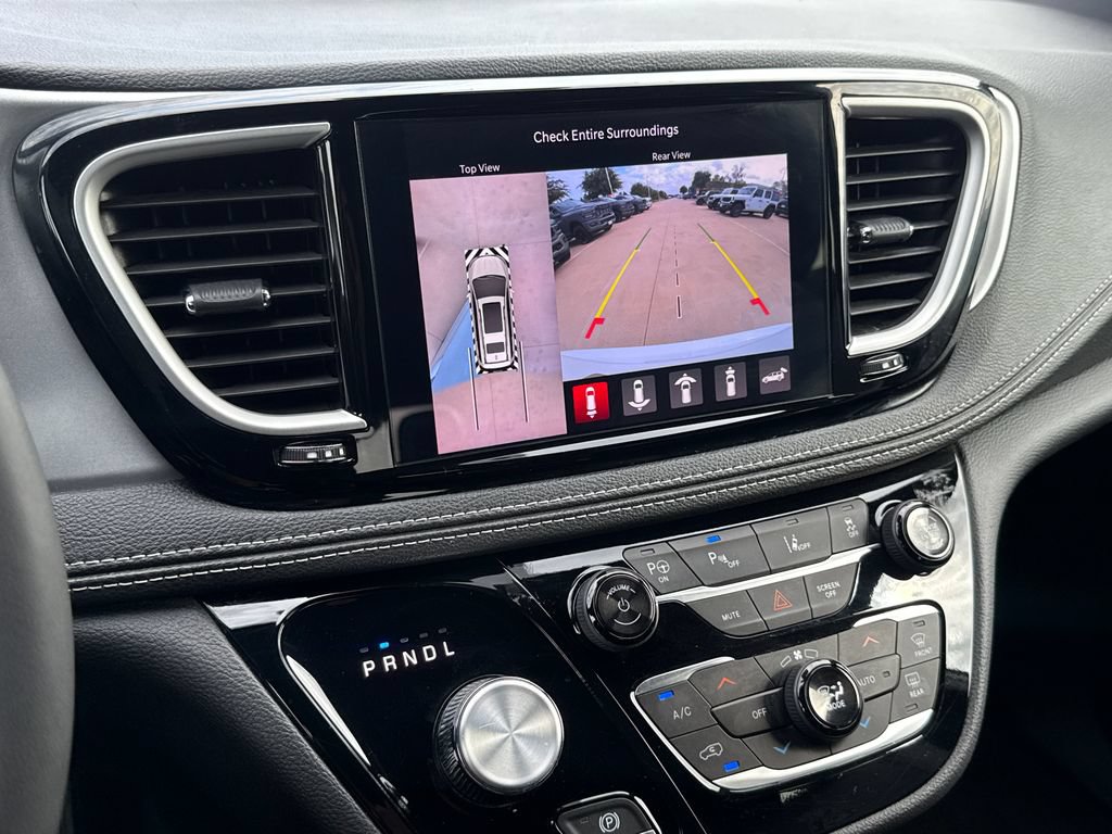 Used 2024 Chrysler Pacifica Limited FWD image 27