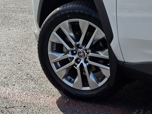 Used 2022 Toyota RAV4 XLE Premium image 8