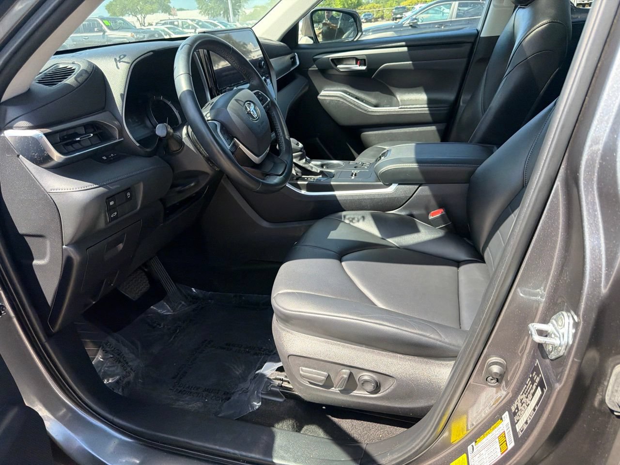 Used 2023 Toyota Highlander XLE FWD image 9