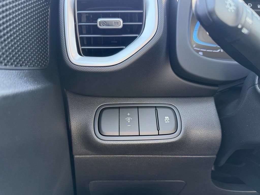 Certified 2025 Hyundai Venue SEL FWD image 12