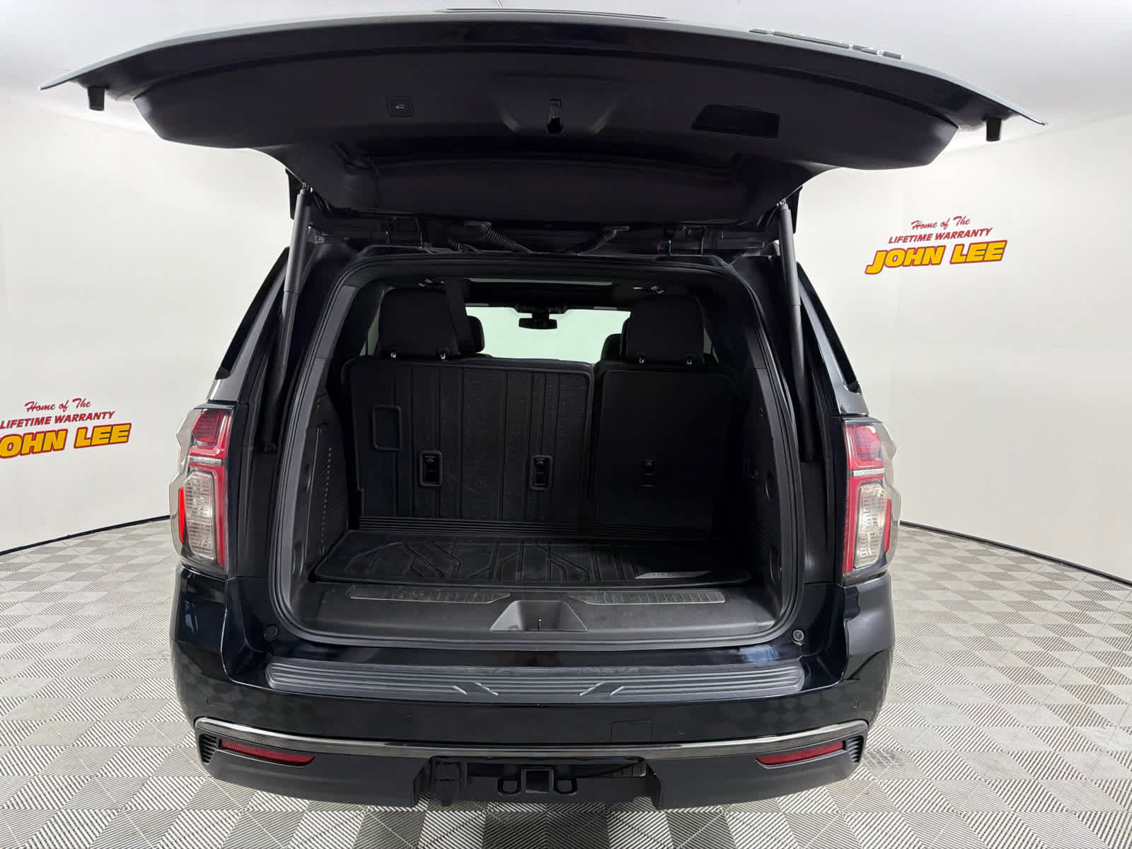 Used 2022 Chevrolet Tahoe RST w/ Luxury Package AWD/4WD image 5