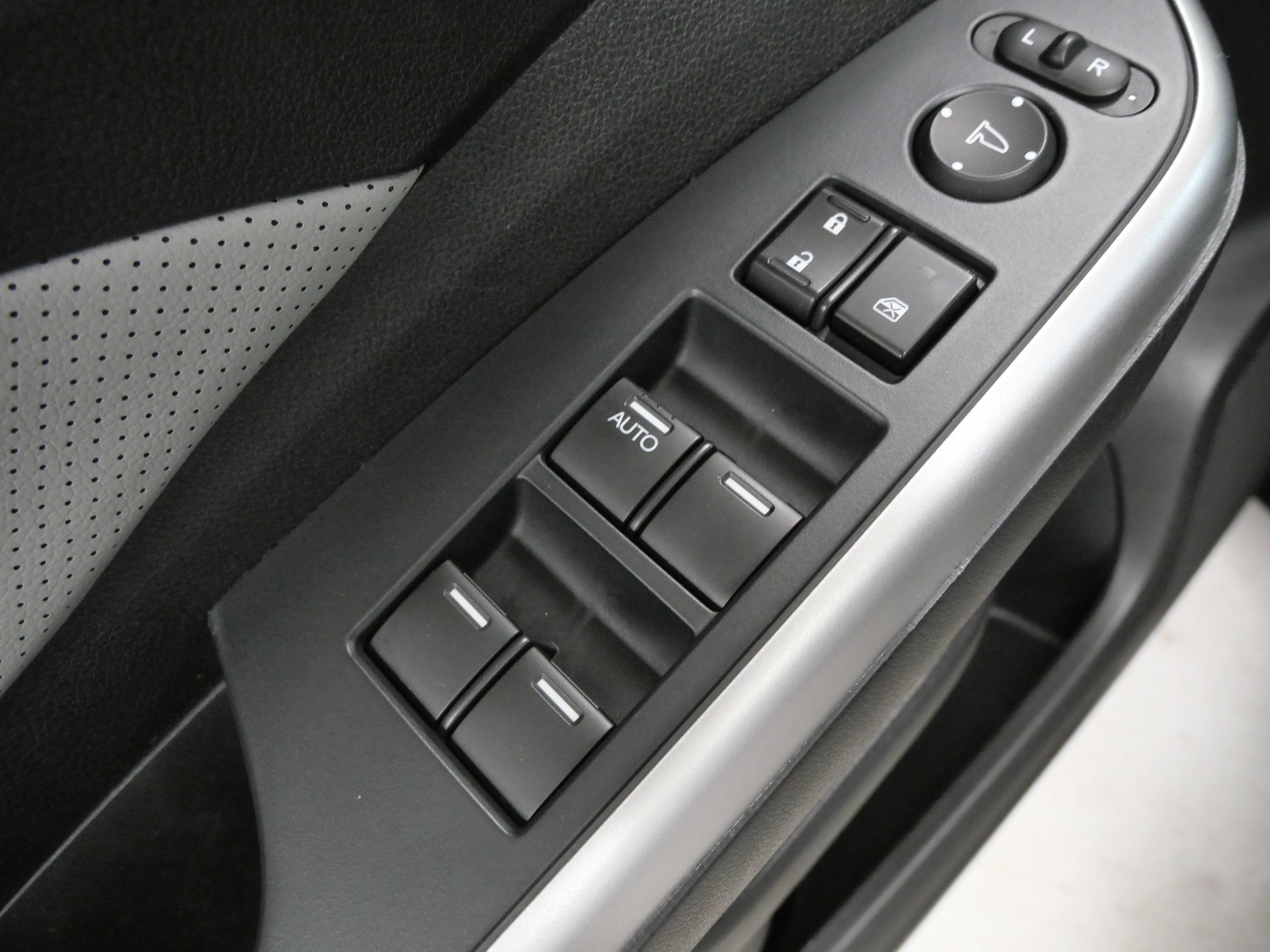Used 2015 Honda CR-V Touring image 19