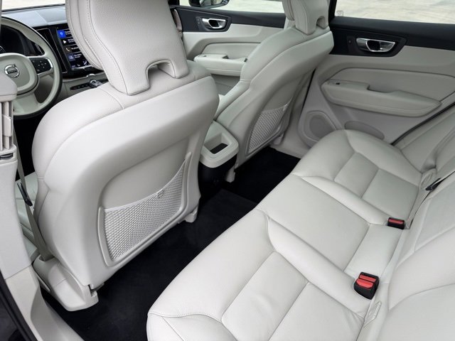 Used 2021 Volvo XC60 T5 Momentum w/ Climate Package image 21